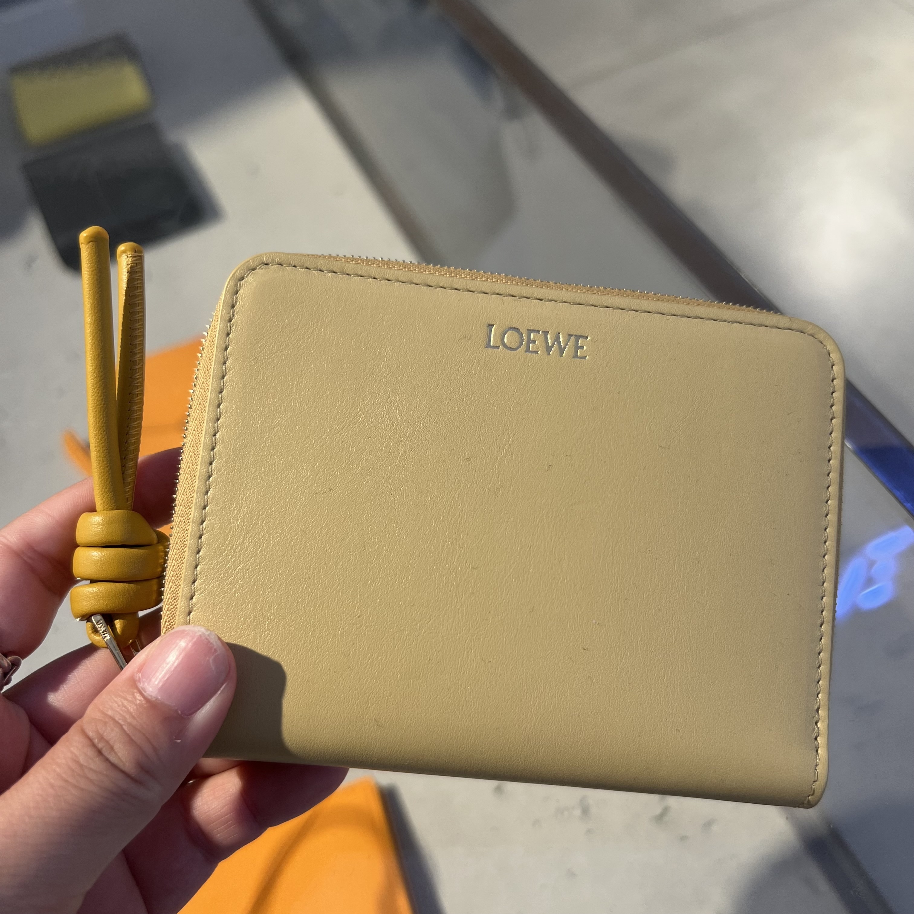 【LOEWE】セール！ KNOT コンパクト ジップウォレット バター