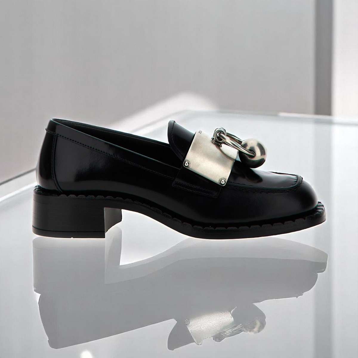 PRADA メタルディテール付 ブラッシュドレザー ローファー