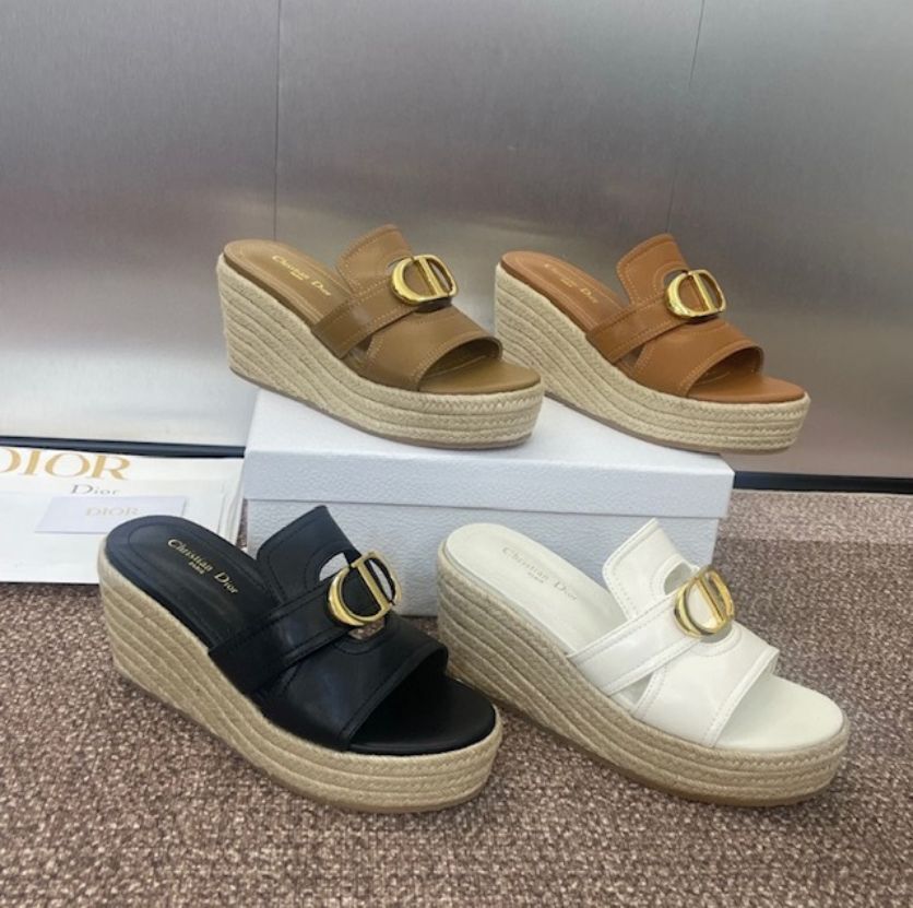 《脚長効果も抜群！》【DIOR】30 Montaigne ウェッジスライド