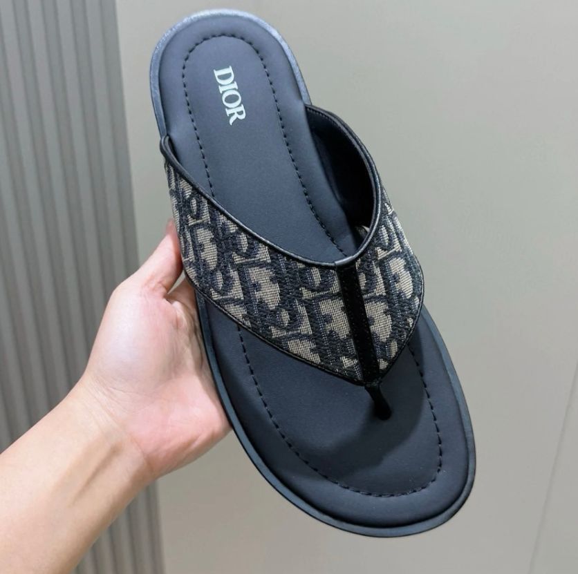 《夏の足元に品格を》【DIOR】Dior Alias ビーチサンダル