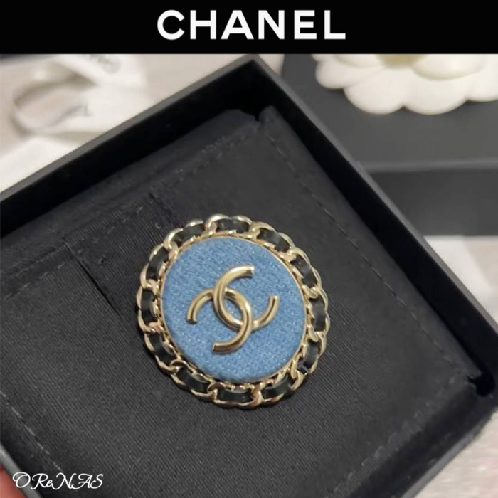【チェーン使いが新しい】 重ね付け CHANELブローチ