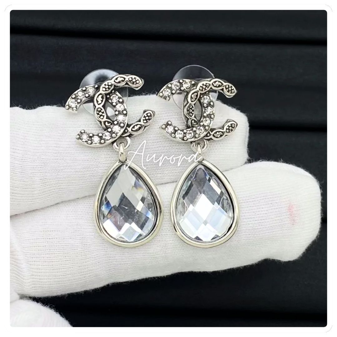 ちゅるんと揺れる_可憐なドロップ_CHANEL_ピアス_CC_シルバー