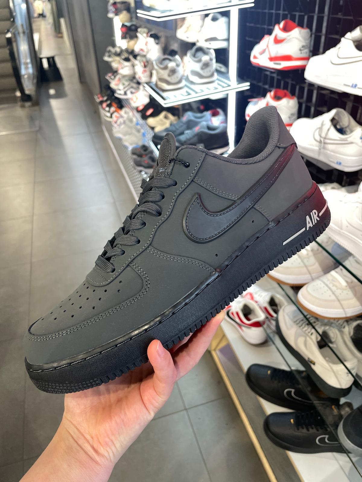 【NIKE】新作 Air Force 1 '07 (ブラック x グレーロゴ)