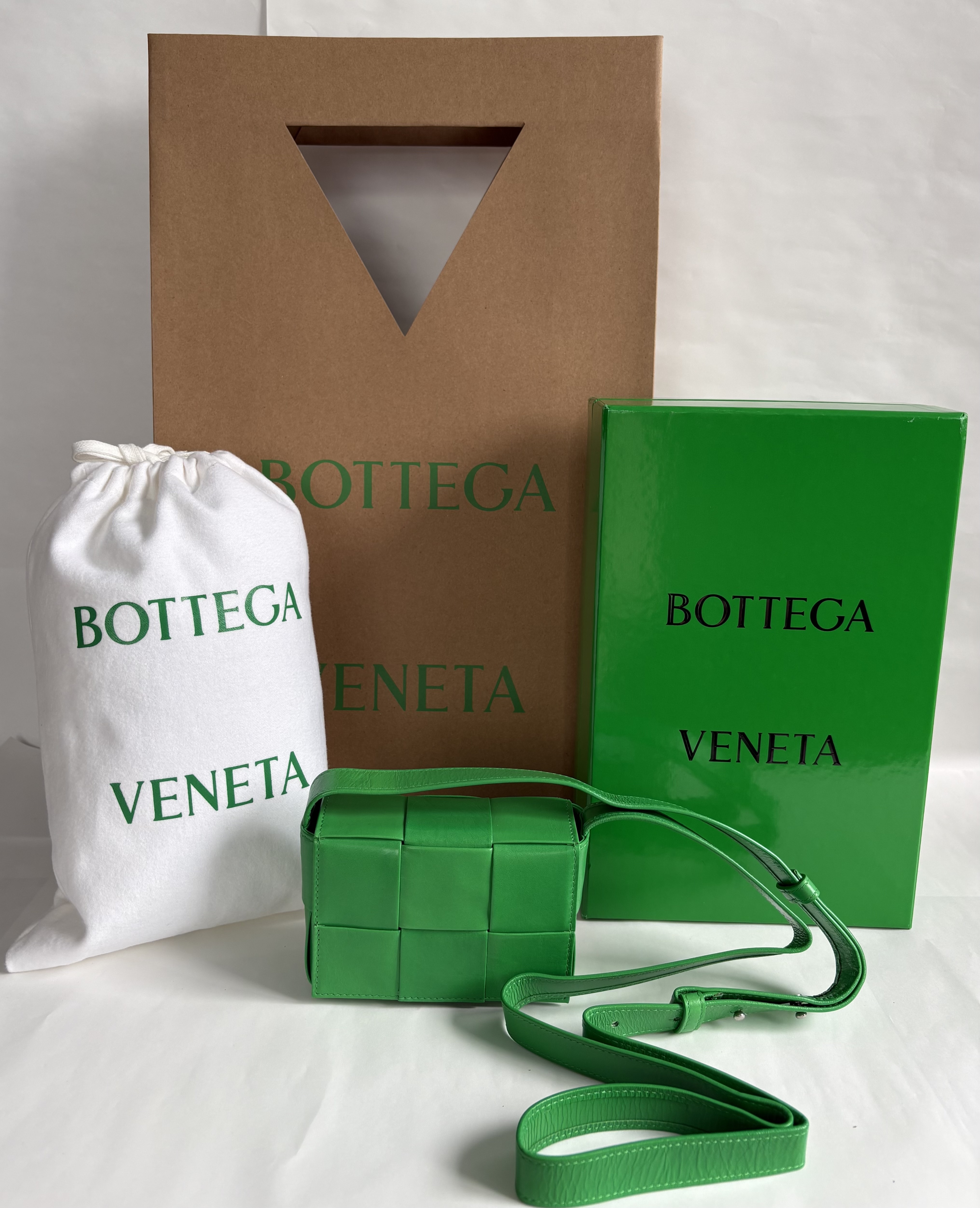 ギフトに☆BOTTEGA VENETA ミニショルダーバッグ『カセット』 緑