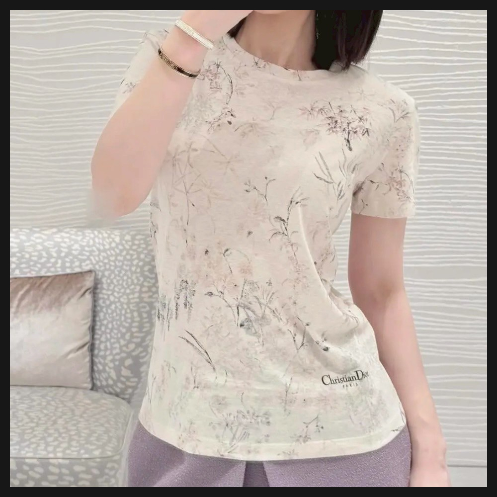 【淡いフラワー柄が可愛い☆】DIOR Tシャツ