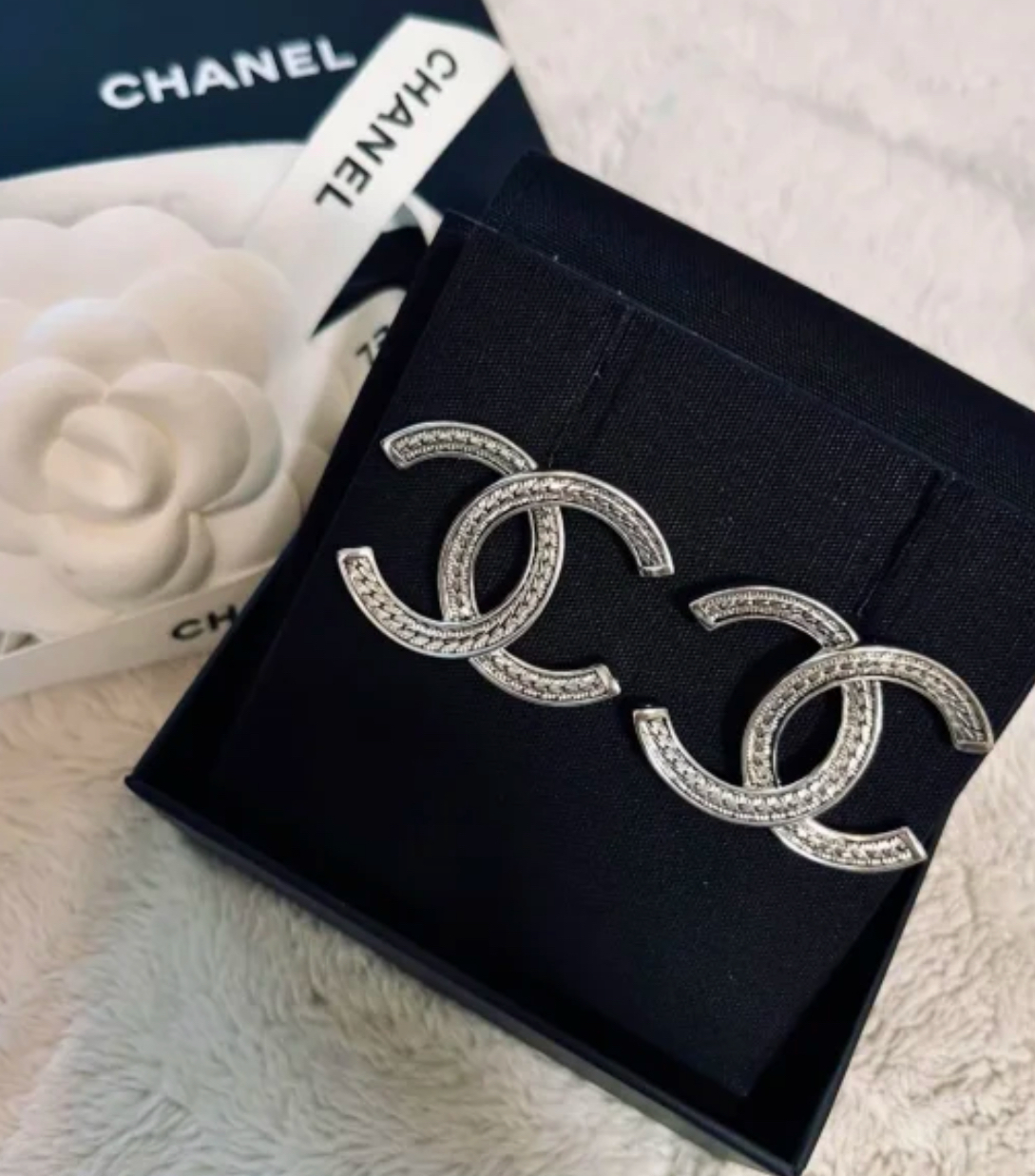 CHANEL《存在感が魅力的 》ロゴ ピアス