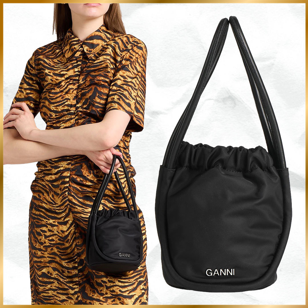 洗練されたデザイン◆GANNI◆ナイロン ロゴ ハンドバッグ