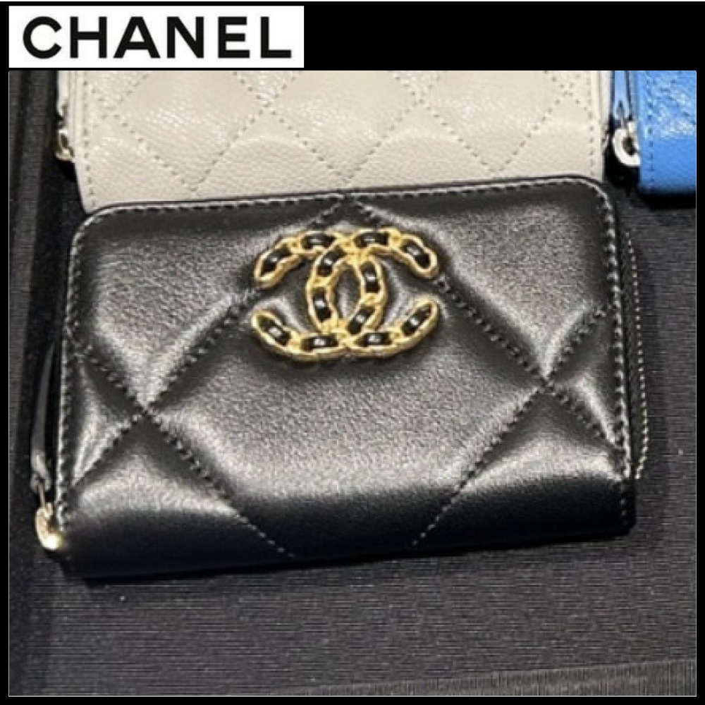 時代を超える洗練さ【CHANEL】ジップコインパース CCロゴ