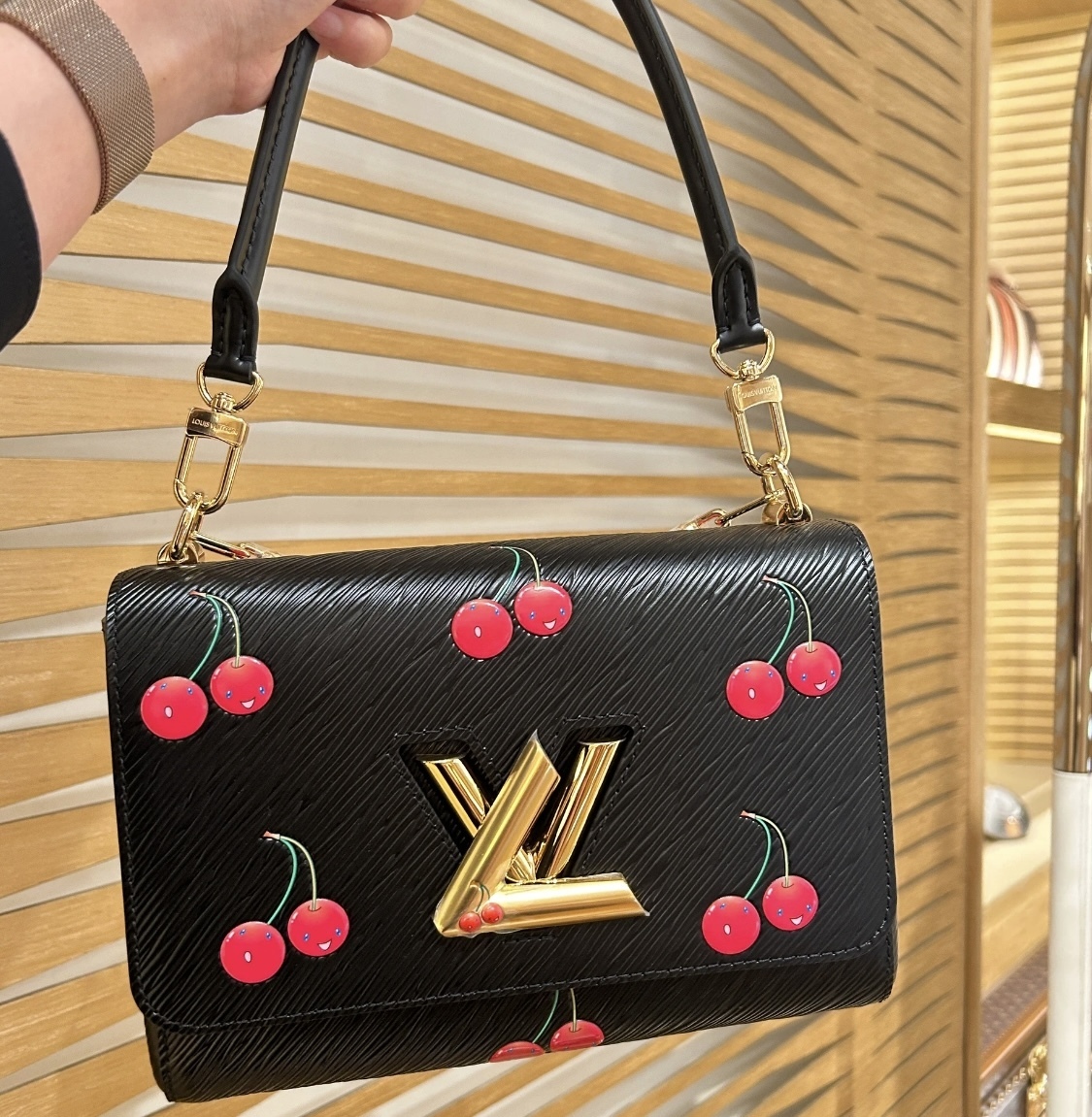 ルイヴィトン LV × TM ツイスト MM チェリーブラックモノグラム