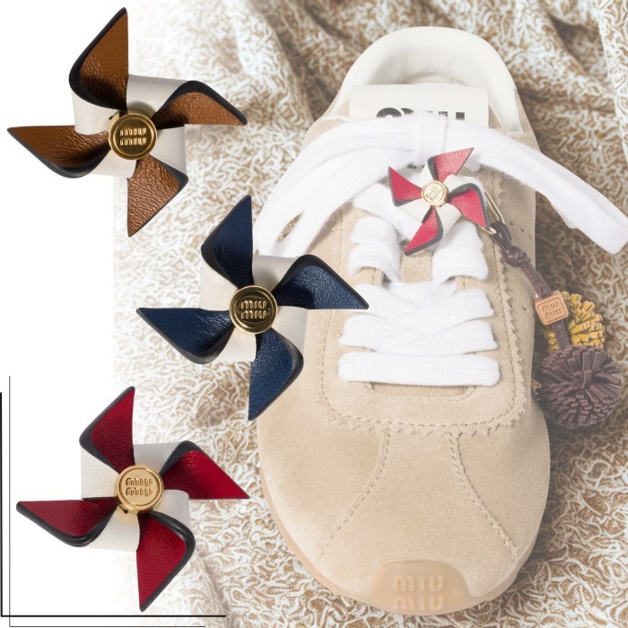 《重ね付でお洒落を楽しむ》【MiuMiu】レザー風車ブローチ