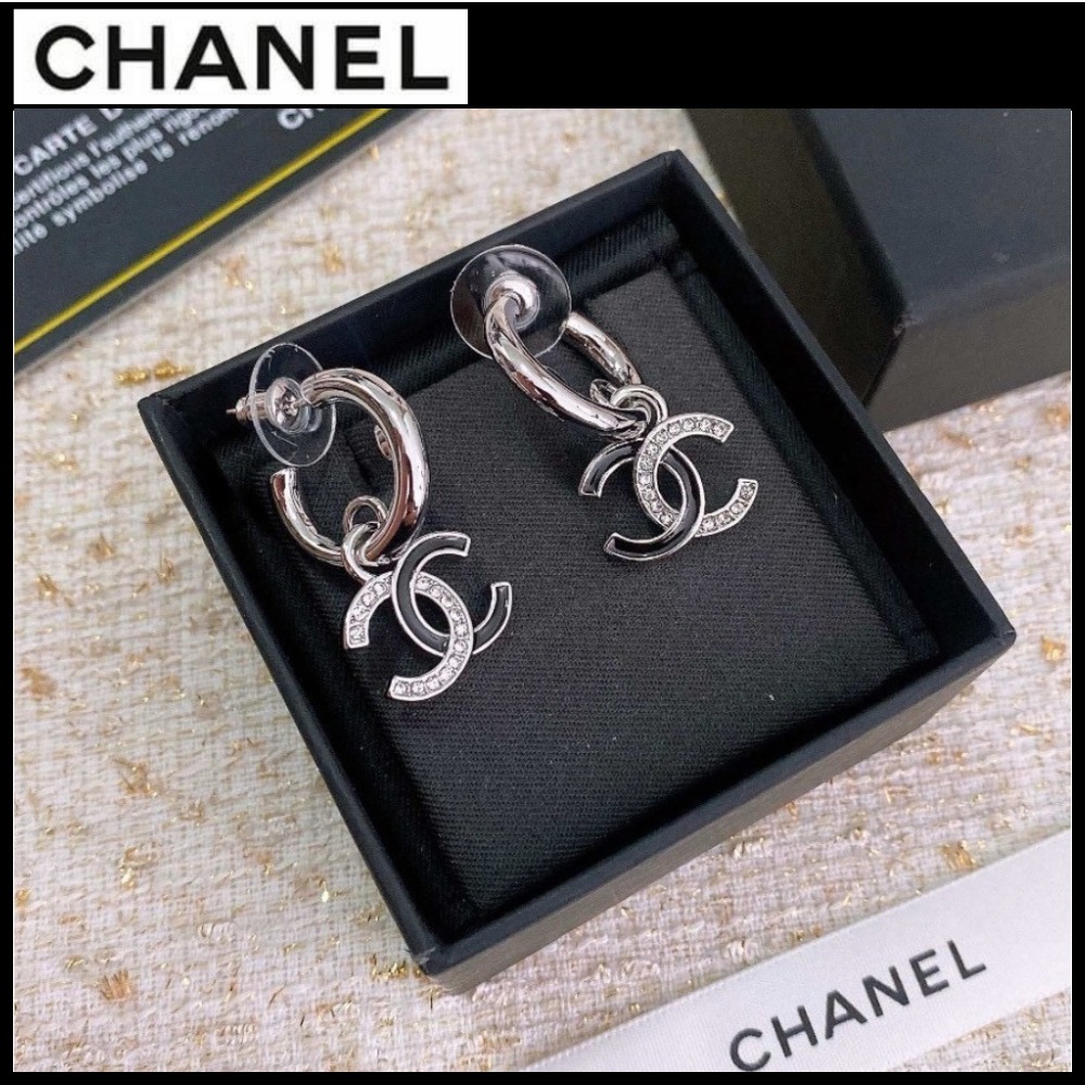 耳元で煌めくCHANELのシンボル☆【CHANEL】CCロゴ ピアス