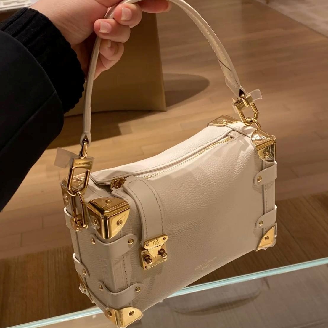 《クールなデザイン》Louis Vuitton サイドトランク PM