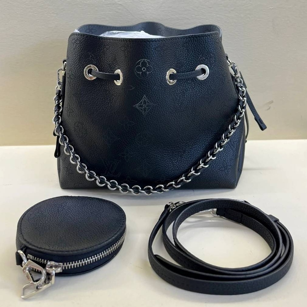 《コンパクトなバケットバッグ》Louis Vuitton ベラ Bella