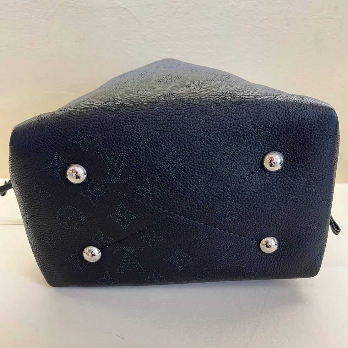 《コンパクトなバケットバッグ》Louis Vuitton ベラ Bella