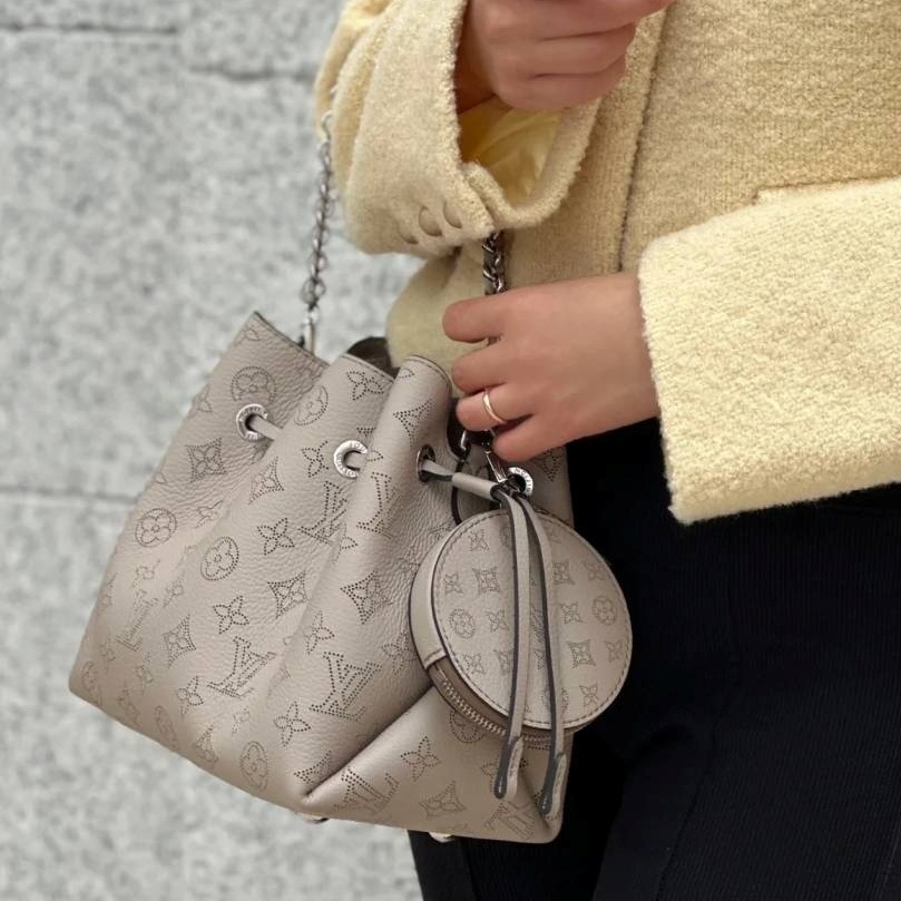 《コンパクトなバケットバッグ》Louis Vuitton ベラ Bella