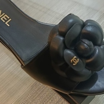 《上品可愛い♪》CHANEL 花びらにロゴ サンダル カメリア