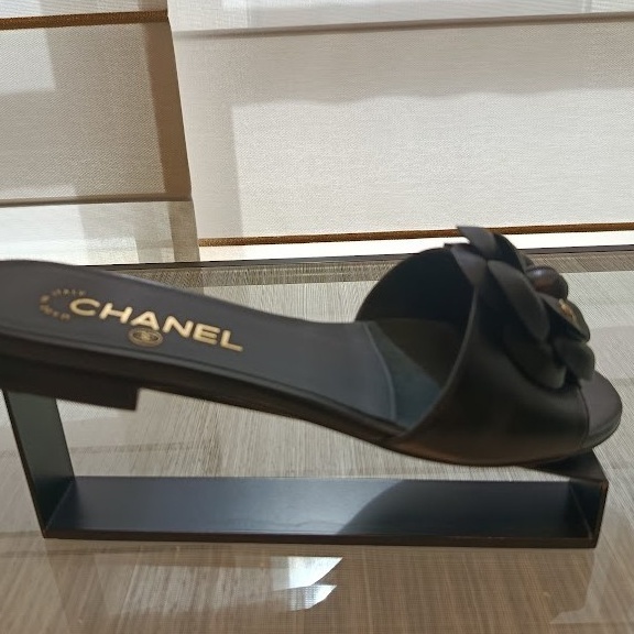 《上品可愛い♪》CHANEL 花びらにロゴ サンダル カメリア