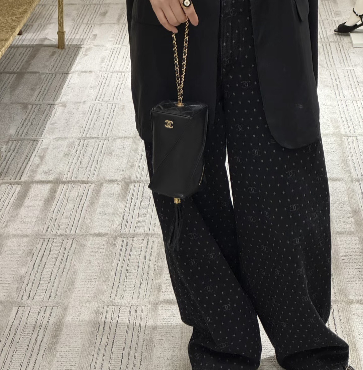 普段使いからパーティまで フリンジ付きCHANEL チェーンクラッチ