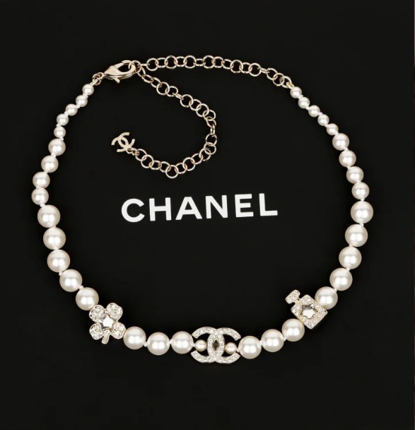 普段使いから特別な日まで幅広く対応 CHANEL パールチョーカー