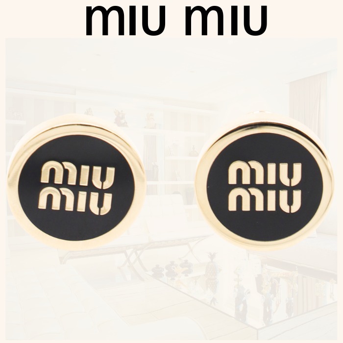 スニーカー ショートパンツ 白シャツに MIUMIU イヤリング ロゴ
