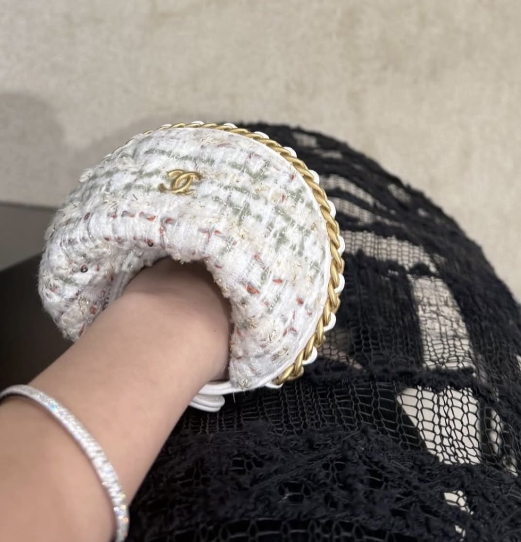 バッグのハンドルにつけても可愛い CHANEL ツイードミニバッグ