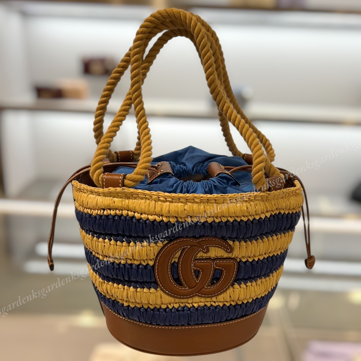 すぐ届く！GUCCI ウーヴン ミニ バケットバッグ
