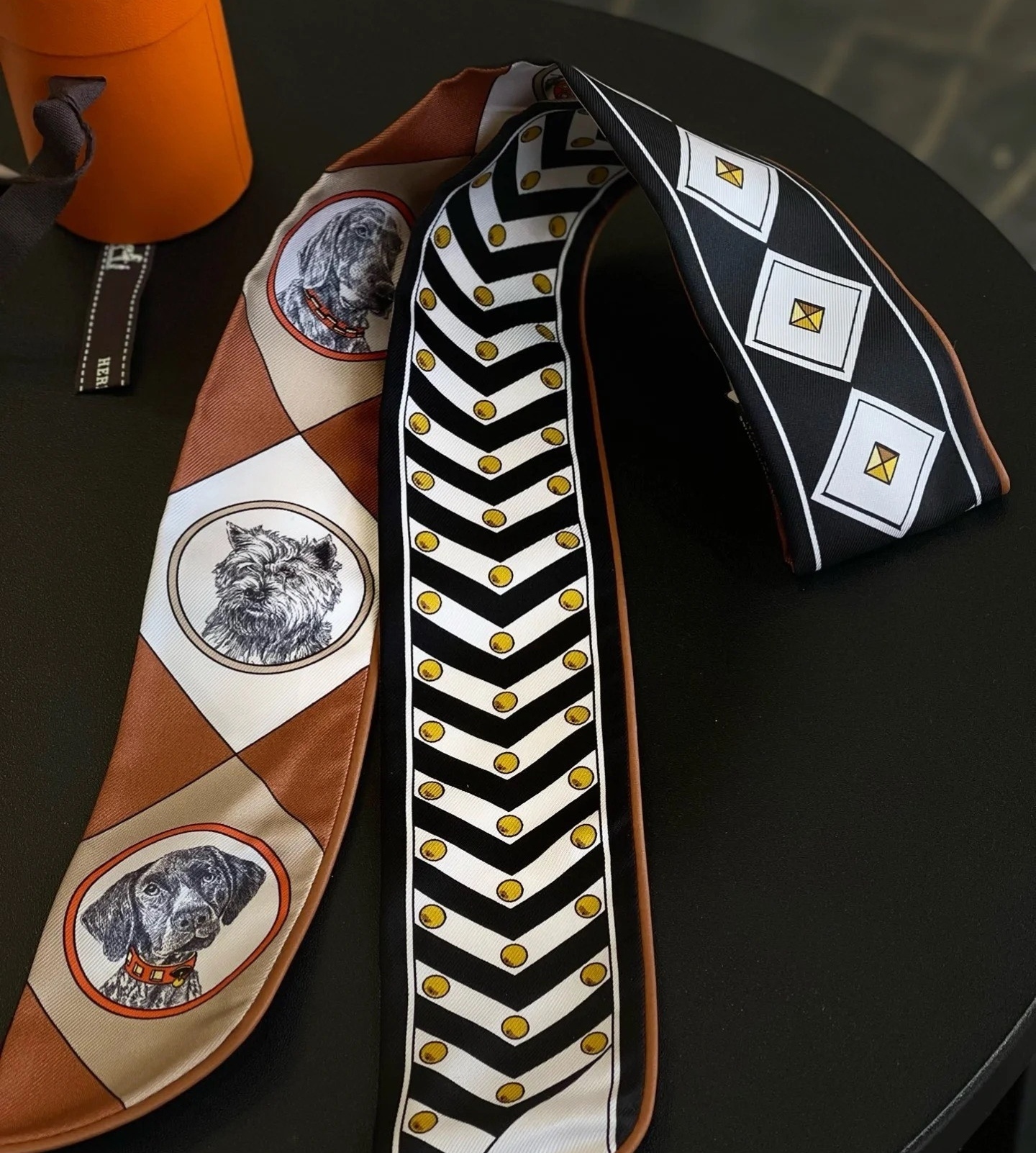 《遊び心を結ぶ》HERMES ツイリー Colliers et Chiens