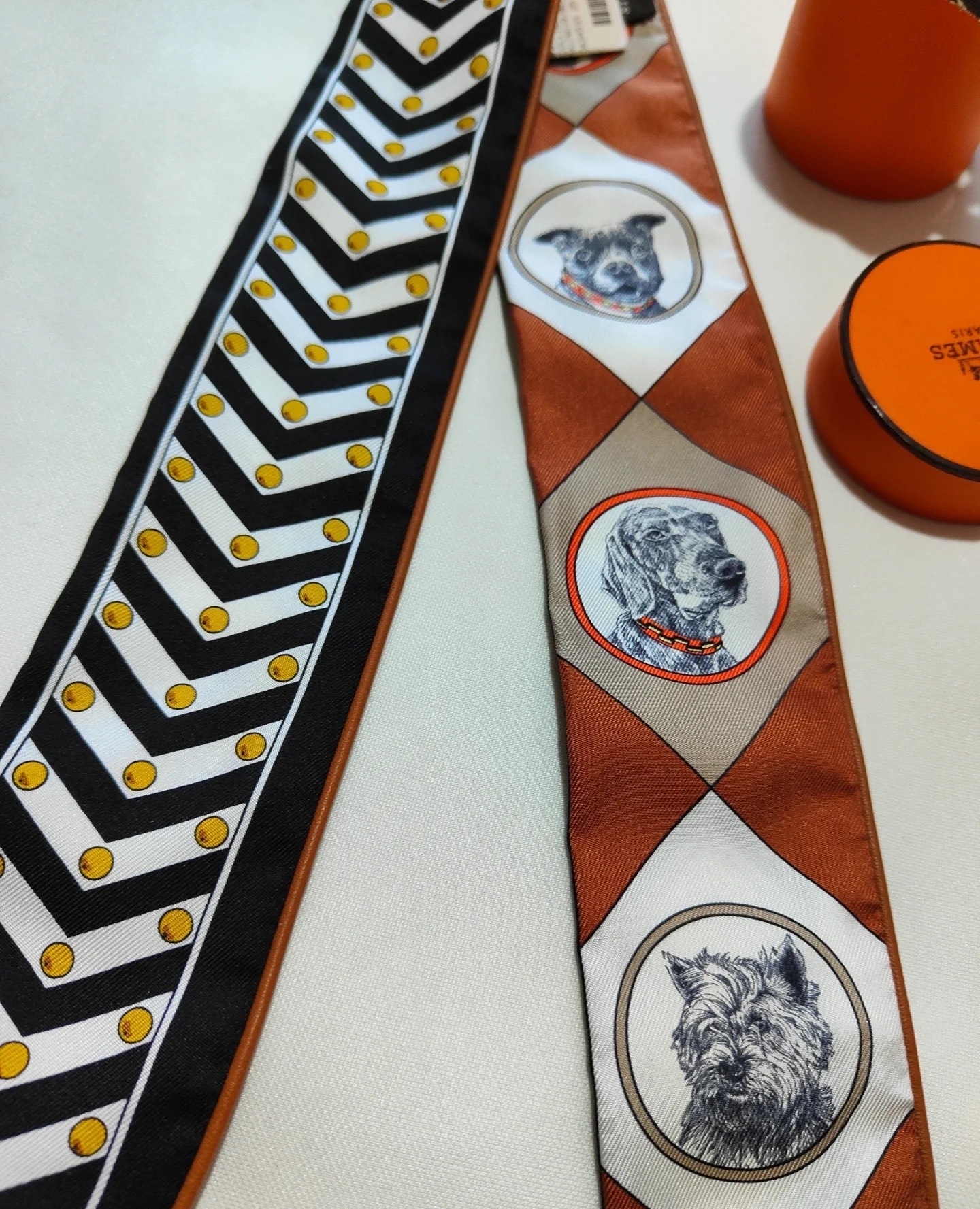《遊び心を結ぶ》HERMES ツイリー Colliers et Chiens