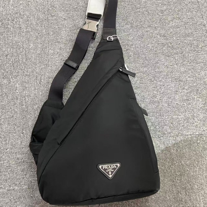 ★Prada★軽量Re-Nylon クロスボディバックパック