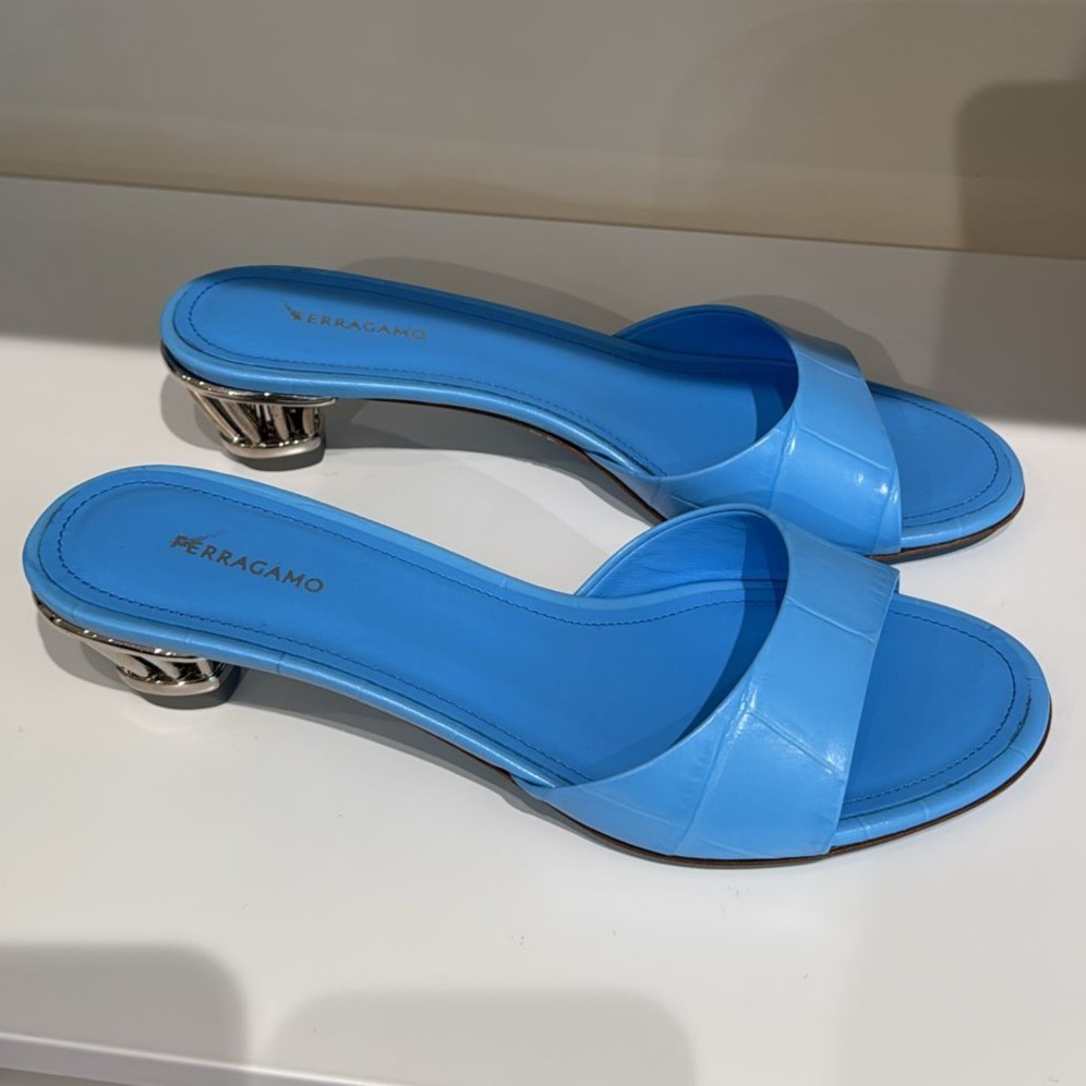 直営店☆Ferragamo☆ お洒落なデザイン♪レザー ロゴ ミュール