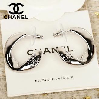 《エレガントで美しいフォーム》CHANEL フープピアス