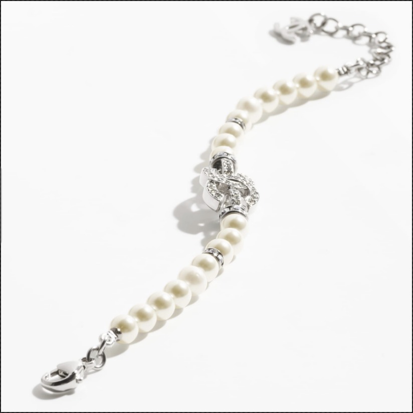《パールの中に輝くCCロゴ！可愛い♪》 CHANEL ブレスレット