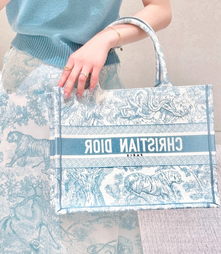 《Dior Book Tote バッグ ミディアム》白/ブルー コットン 直営