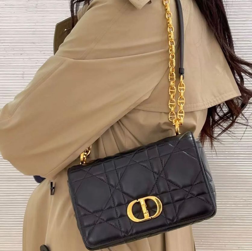 《フェミニンな気品を纏う》【DIOR】ソフトバッグ スモール