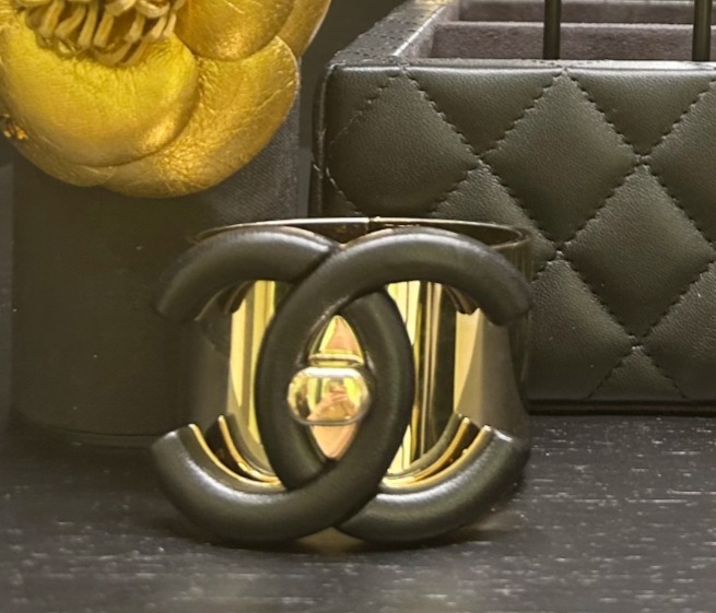 《エレガント♪シャネル》CHANEL ターンロック バングル CC