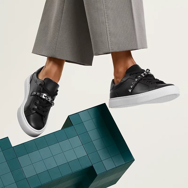 バックルがアクセントに★【HERMES】スタッズスニーカー《デイ》