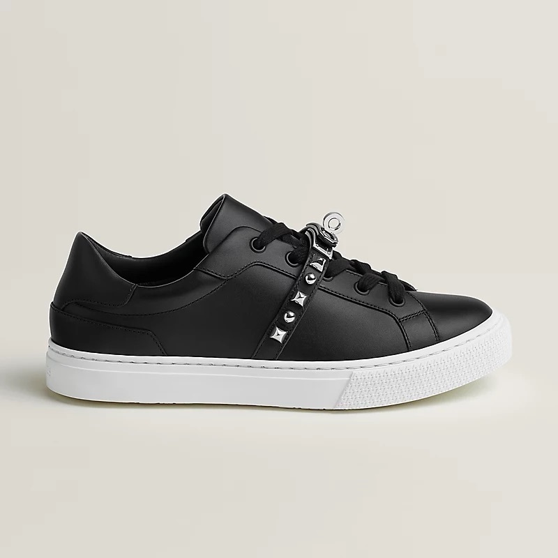 バックルがアクセントに★【HERMES】スタッズスニーカー《デイ》