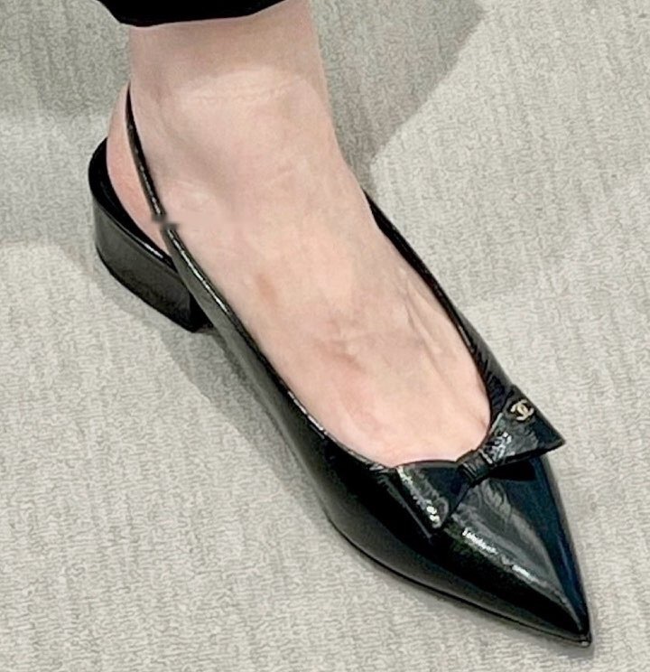 エレガントなポインテッドトゥ CHANEL スリングバックパンプス