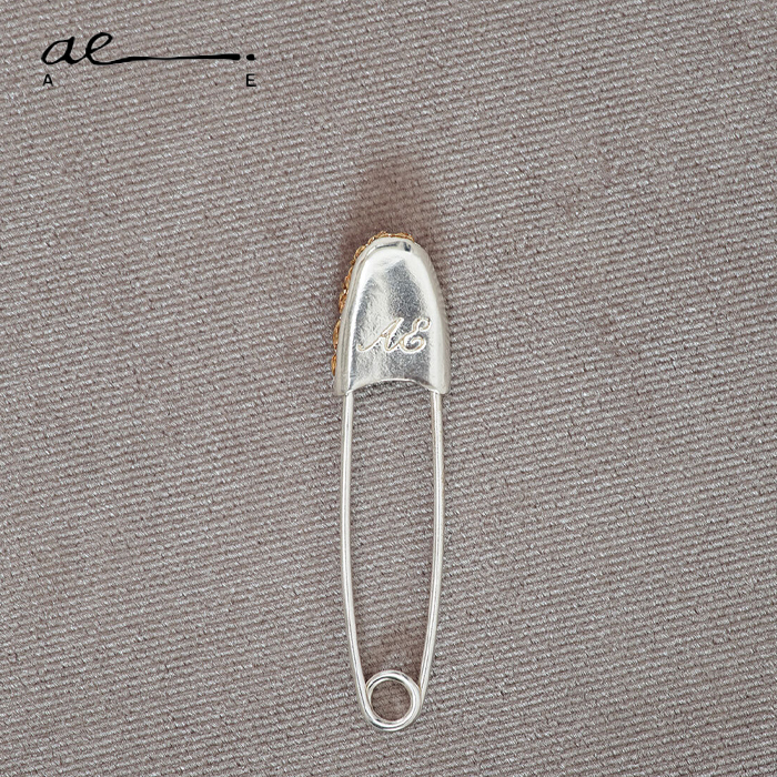 AE SIGNATURE PIN BROOCH エーイー シグネチャーピンブローチ
