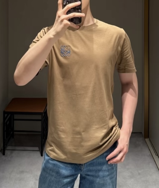 シンプルで合わせやすい《LOEWE》クラシックコットンTシャツ