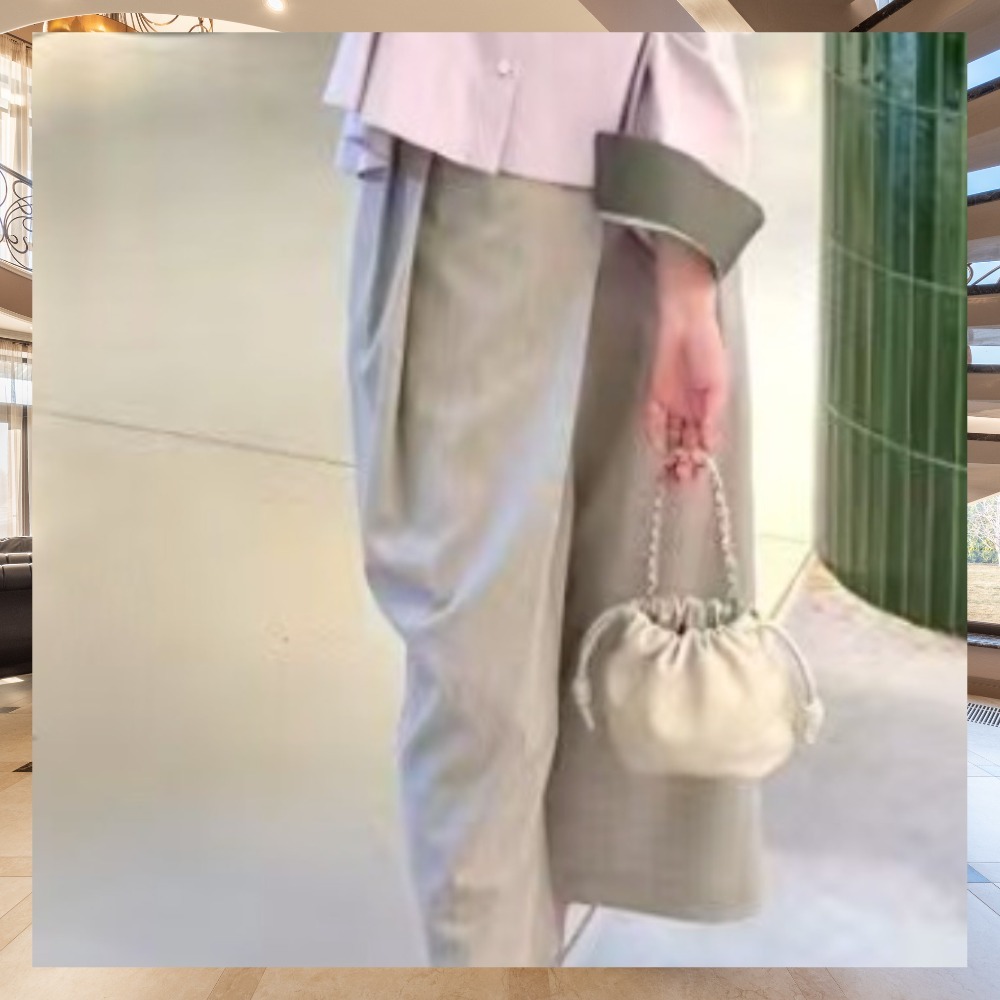 《上品でエレガント》【LOEWE】ウールのクロップドラップパンツ