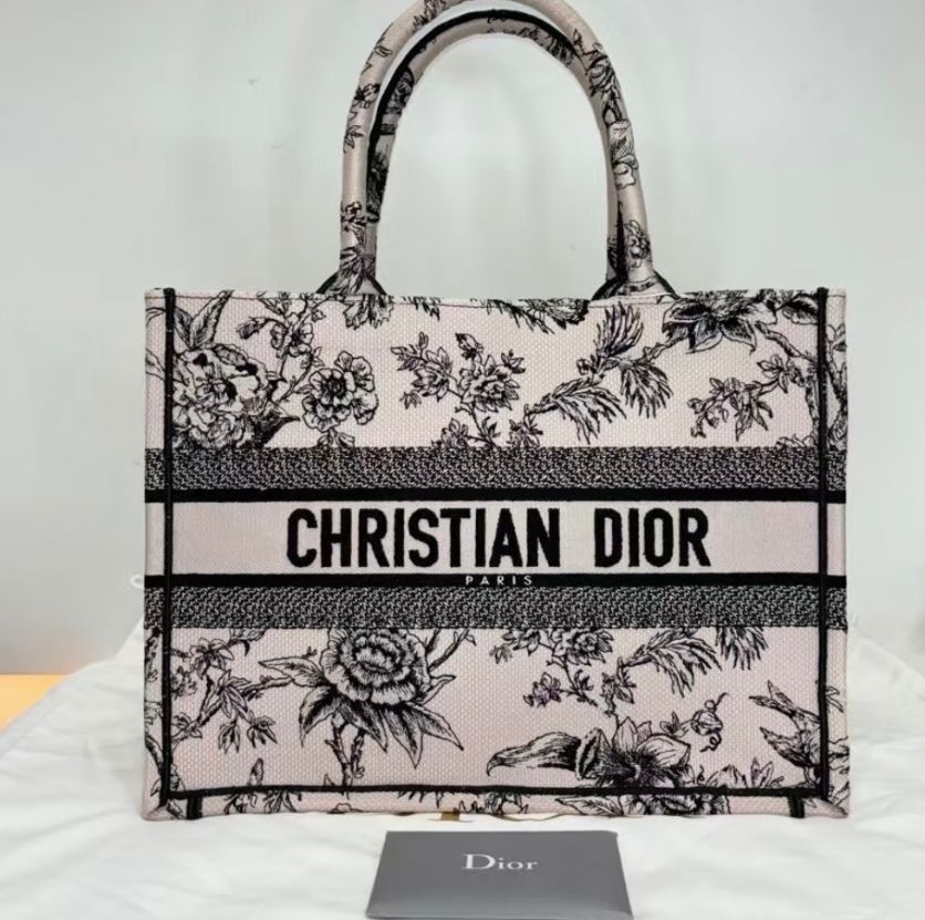 《華やかで洗練された存在感》【DIOR】Tote バッグ ミディアム