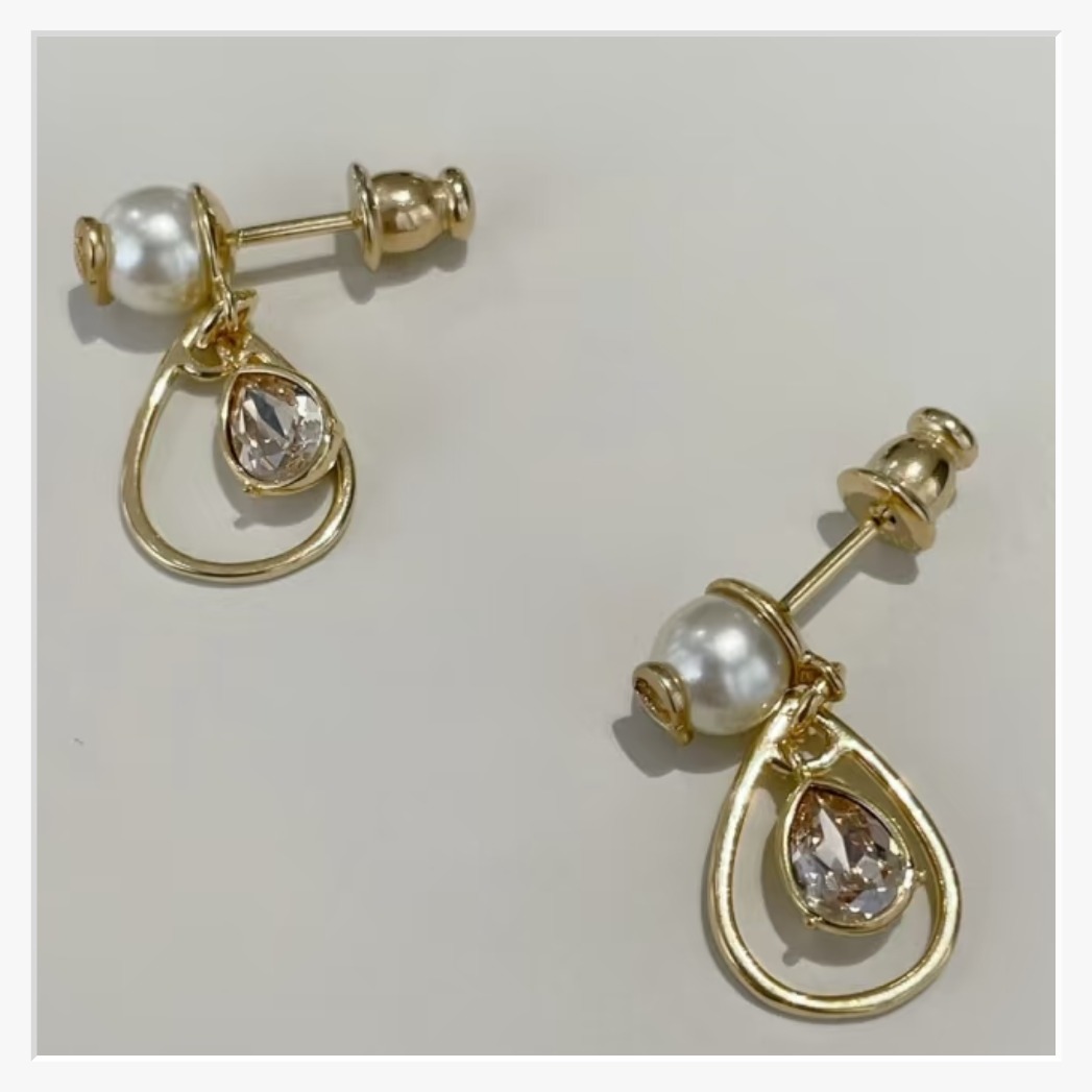 《揺れるデザインが可愛い♪》Dior D-Drop ピアス