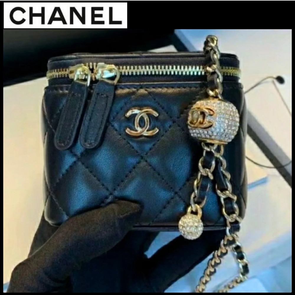 品格と存在感を加える【CHANEL】ベルベット バニティバッグ