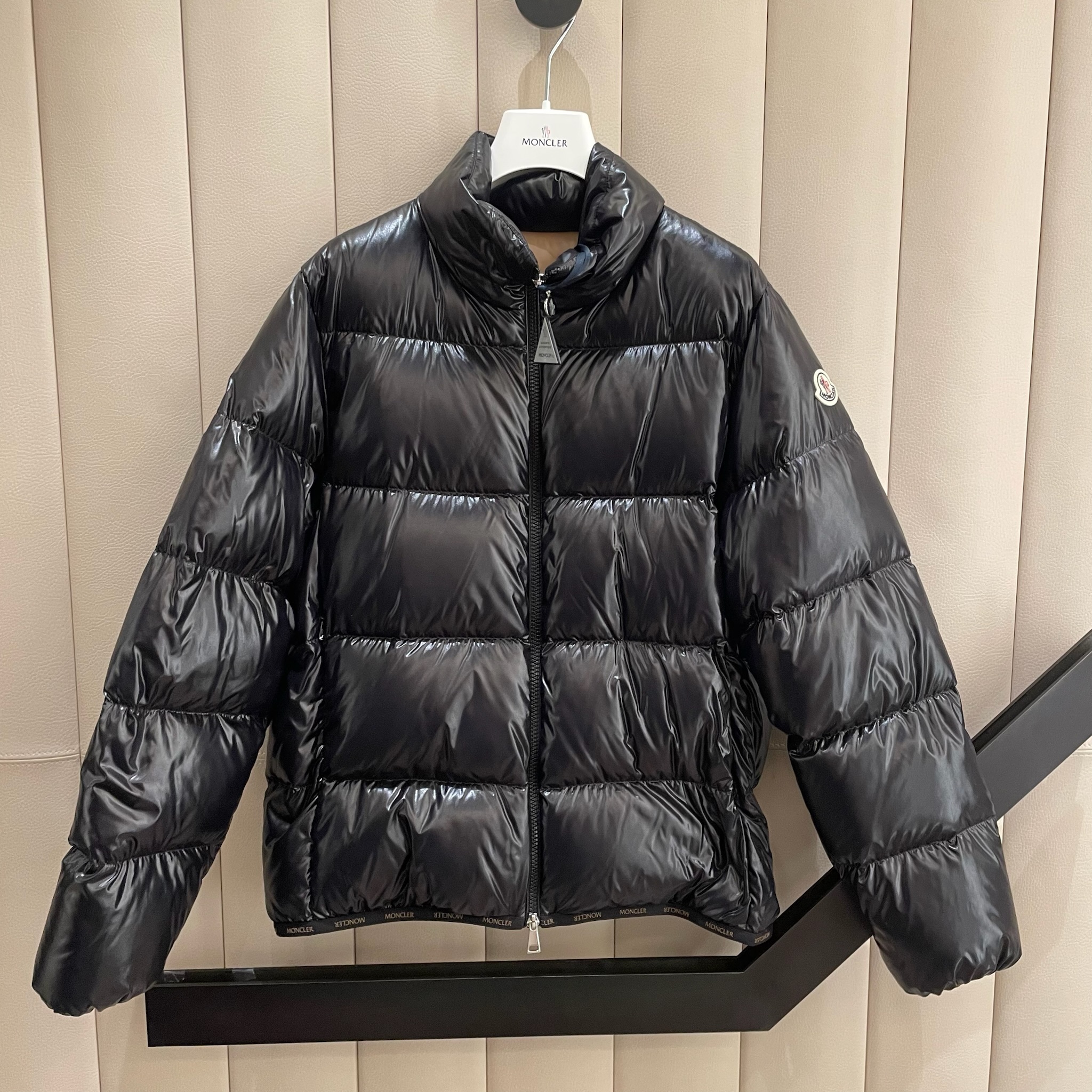◆シンプルで使いやすい◆ Moncler Abbadia
