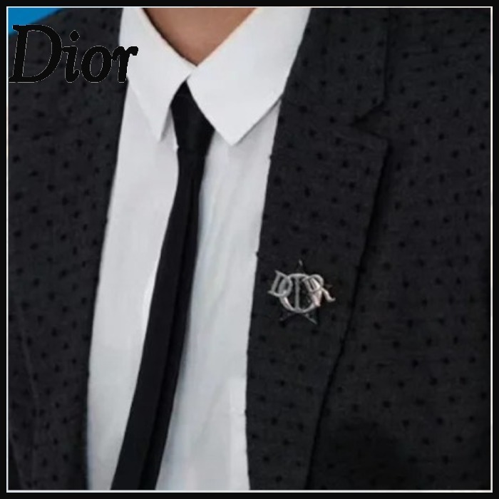 洗練されたルック【DIOR】カナージュブローチ
