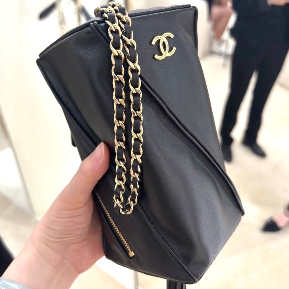 25A CHANEL ツイストデザインなクラッチバッグ