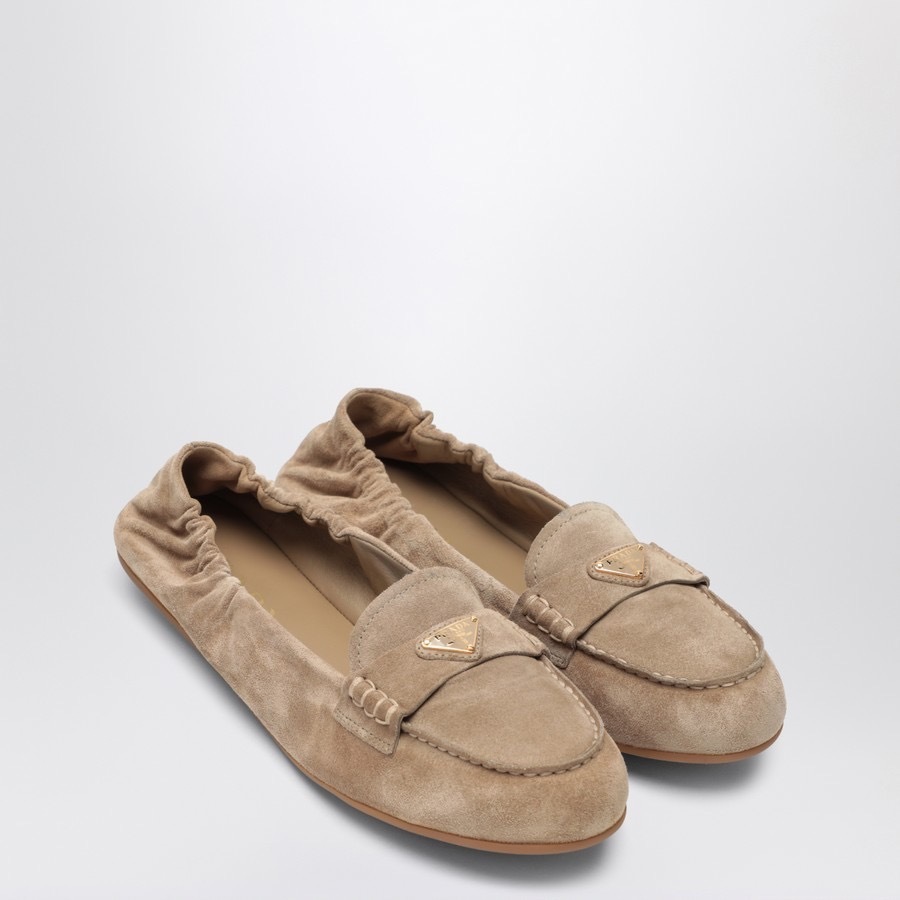 PRADA スエードモカシン 三角ロゴプレート