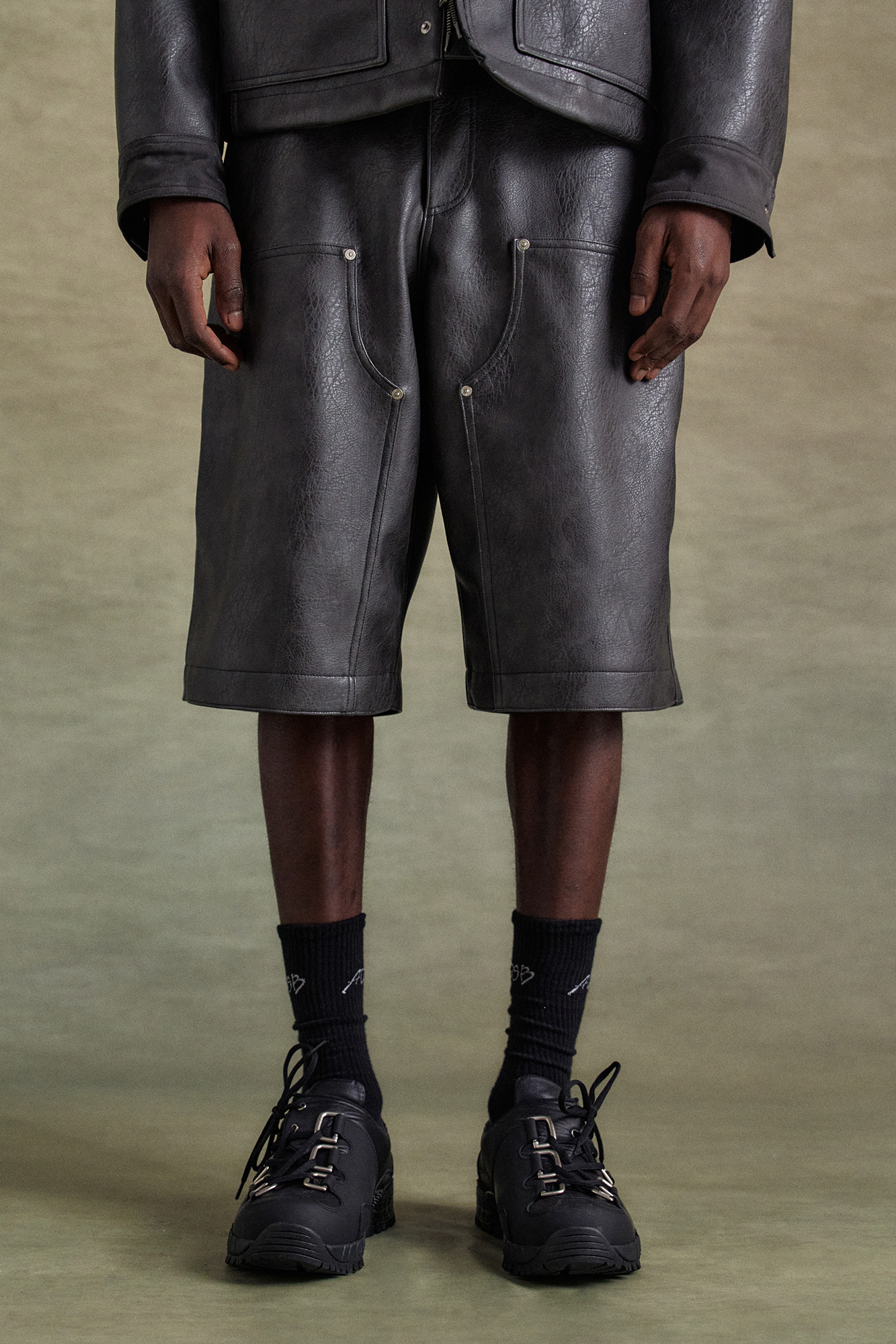 [韓国人気] FAUX-LEATHER DOUBLE KNEE SHORTS apa787m