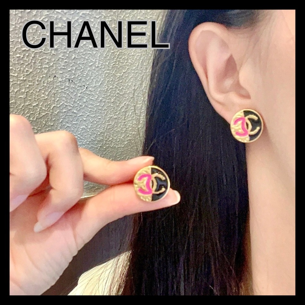 【映えるカラー使い】CHANEL ピンクロゴ ラウンドピアス
